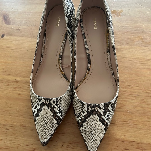New snake skin pump heels with pointy toes, for parties and work. - Picture 5 of 5